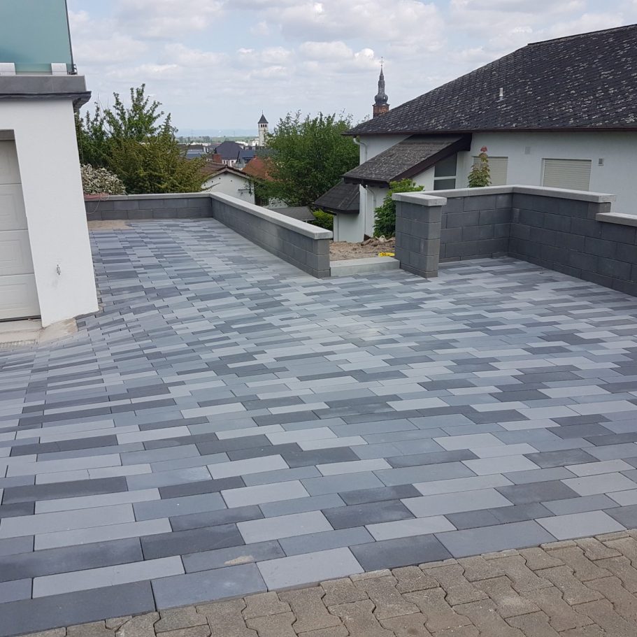 Hof Einfahrt mit mehreren Gefällen